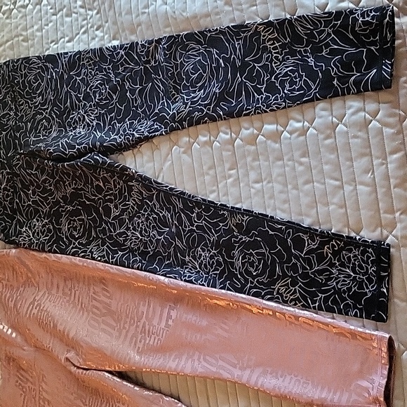 Fabletics-Rose colored NWT size M,Black/silver flowers and logo-barely worn-XS - Picture 2 of 6